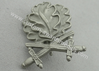 3D 잎 모양 아연 합금 기념품 기장, 안개가 자욱한 니켈 도금을 가진 교차하는 칼을 가진 기념하는 기장
