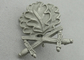 3D 잎 모양 아연 합금 기념품 기장, 안개가 자욱한 니켈 도금을 가진 교차하는 칼을 가진 기념하는 기장